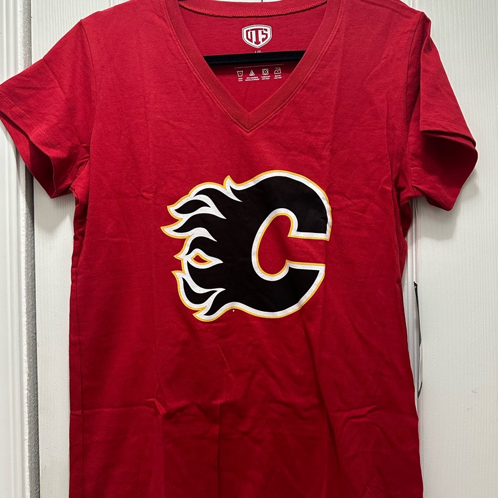 NHL Red Short Sleeve Tee with Logo‎